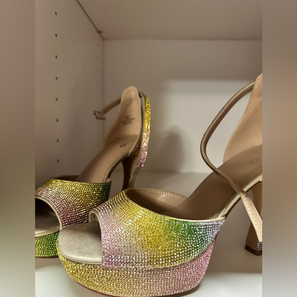 Size 8.5 heels new without tags